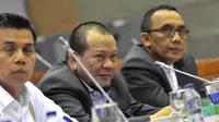 Ketum PSSI La Nyala Matalitti (tengah) didampingi Wakilnya Hinca Panjaitan (kiri) saat menemui Komisi X DPR di Kompleks Parlemen, Jakarta, Senin (20/4/2015). PSSI mengadu kepada DPR mengenai pembekuan organisasinya. (Liputan6.com/Andrian M Tunay)