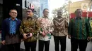 Ketua MPR Bambang Soesatyo (tengah) bersama Wakil Ketua MPR Zulkifli Hasan, Ahmad Basarah, Jazilul Fawaid, dan Arsul Sani tiba di Gedung KPK, Jakarta, Senin (9/3/2020). Tujuh pimpinan MPR melakukan kunjungan balasan atas Pimpinan KPK yang datang lebih dulu ke DPR/MPR. (merdeka.com/Dwi Narwoko)