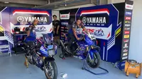 Sejumlah mekanik tengah sibuk mempersiapkan mesin yang akan digunakan sejumlah pembalap pada ajang&nbsp;bLU cRU Yamaha Sunday Race 2024 di Sirkuit Mandalika, Lombok, Minggu (21/07/2024). (Bola.com/Rizki Hidayat)