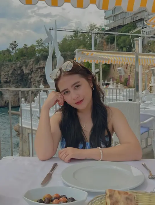 Lagi-lagi, Prilly Latuconsina mengenakan outfit dengan harga yang bisa dibilang terjangkau. Atasan yang merupakan Printed Linen Blend Top dari Zara itu dibanderol berkisar Rp629ribuan. Dipadukan dengan Full Length Printed Trouser dengan harga berkisar Rp799ribuan.