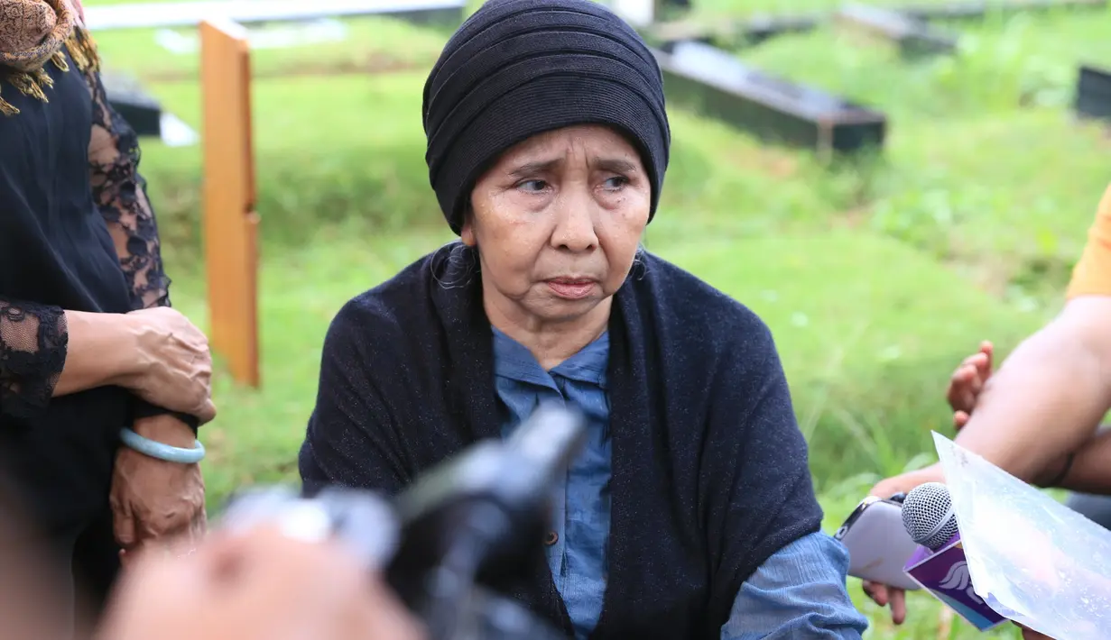 Setelah tidak terlibat dalam satu sinetron Emak Ijah Pengen ke Mekah, keduanya menjadi jarang ketemu. Bahkan beberapa bulan ke belakang, Aty ketemu saat Shinta merayakan ulang tahun. (Adrian Putra/Bintang.com)