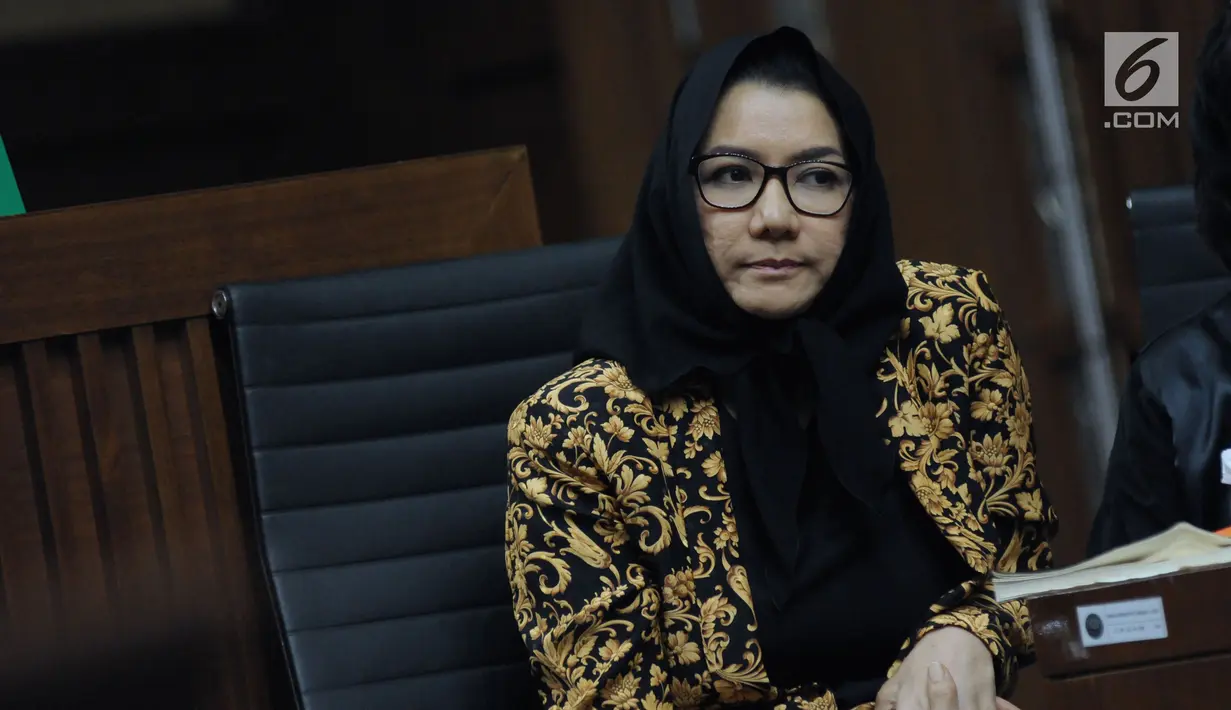 Terdakwa gratifikasi dan suap pemberian izin lokasi perkebunan kelapa sawit, Rita Widyasari pada sidang lanjutan di Pengadilan Tipikor, Jakarta, Rabu (16/5). Sidang mendengar keterangan saksi. (Liputan6.com/Helmi Fithriansyah)