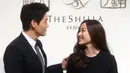 Yoo Ji Tae dan Kim Hyo Jin tampil kompak dengan mengenakan busana serba hitam. (Foto: koreaboo.com)