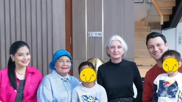 Berkunjung ke Indonesia, Ini 5 Potret Titi Kamal Bertemu Ibunda Christian Sugiono