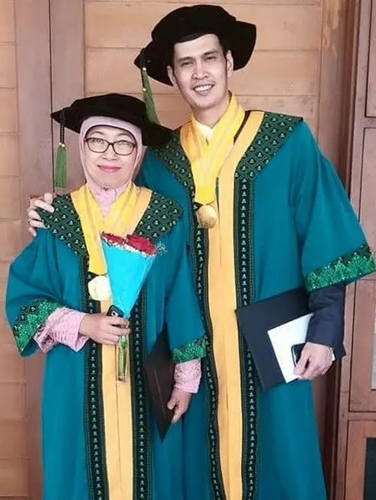 Bukan hanya tampan dan pintar, namun dr.Ryan semasa hidupnya juga mencintai sang ibu. Di fotonya ini ia menuliskan, “Jika kalian ingin menilai pribadi laki laki lihat bagaimana sikap dia memperlakukan ibunya”. (Instagram/dr_ryanthamrin)