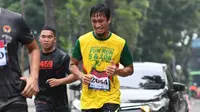 Arif Suyono ketika mengikuti Lomba Lari 10K memperingati HUT TNI Ke-77 di Medan. (Bola.com/Gatot Susetyo)