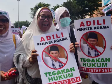 Sejumlah wanita berunjuk rasa di depan Masjid Baiturrahman Semarang, Jumat (4/11). Mereka menuntut polisi agar segera menangkap Ahok karena diduga telah melakukan penistaan agama. (Liputan6.com/Gholib)