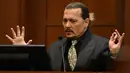 <p>Aktor Johnny Depp bersaksi pada persidangan pencemaran nama baik di Fairfax County Circuit Courthouse, Fairfax, Virginia, Amerika Serikat, 19 April 2022. Johnny Depp menggugat mantan istrinya, Amber Heard, atas pencemaran nama baik. (JIM WATSON/POOL/AFP)</p>