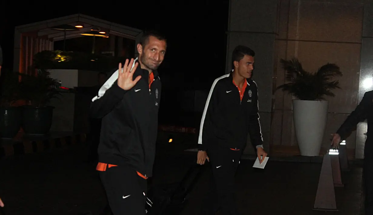 Pemain belakang Juventus, Giorgio Chiellini, tersenyum menyapa para Juventini yang menyambut kedatangannya di Jakarta, (4/8/2014). (Istimewa)
