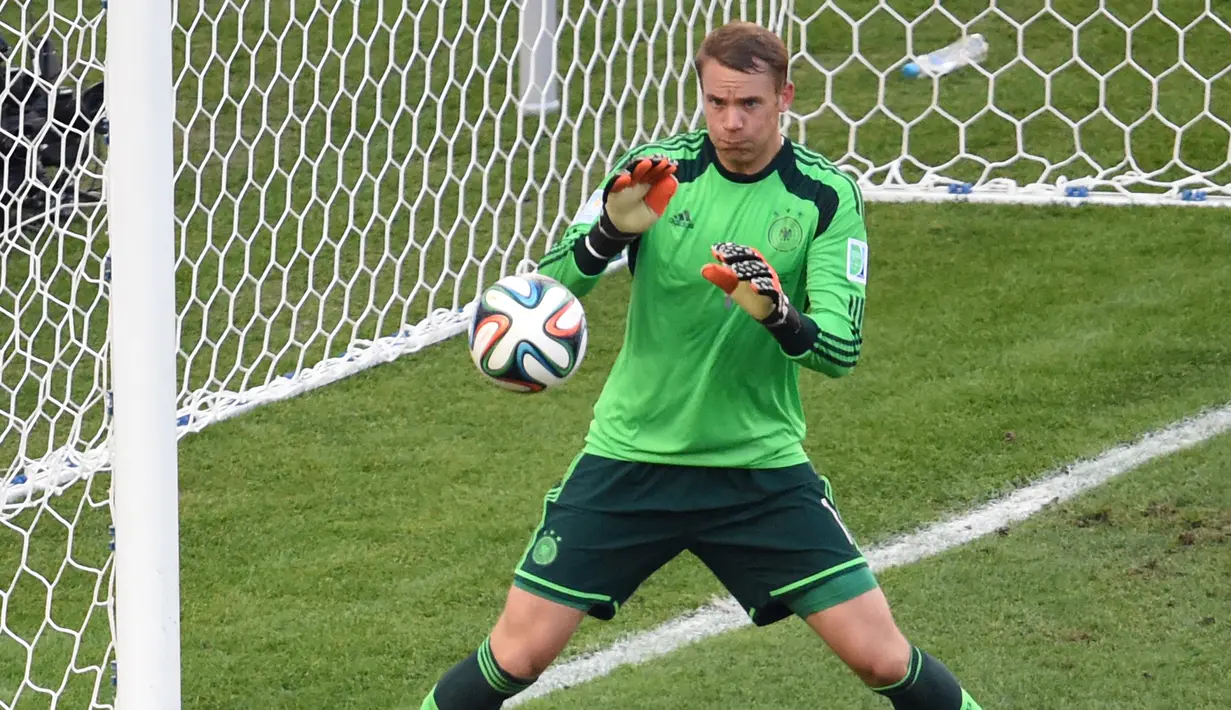 Manuel Neuer. Kiper Timnas Jerman yang masih akan tampil membela Tim Panser pada Piala Dunia 2022 Qatar ini menjadi kiper peraih Golden Glove di edisi 2014 saat berlangsung di Brasil. Tampil penuh dalam seluruh 7 laga Jerman di Piala Dunia 2014, ia mampu membawa Tim Panser meraih trofi Piala Dunia 2014 usai mengalahkan Argentina 1-0 di laga final. Dalam perjalanannya, Timnas Jerman tak terkalahkan mulai fase grup hingga laga final. Dari 7 laga Jerman berhasil 6 kali menang dan 1 kali imbang atas Ghana 2-2 di fase grup. Manuel Neuer mencetak 4 kali clean sheet dan kebobolan 4 gol dari 7 laga tersebut. (AFP/Christophe Simon)