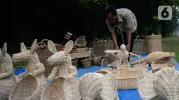 Perajin anyaman Rotan, Muhamad Wardi (43) merapikan dagangannya di Jalan Raya Puspiptek, Tangerang Selatan, Banten, Senin (19/10/2020). Kondisi masa pandemi sangat berdampak terhadap perajin rotan sepi pemesanan. (merdeka,com/Dwi Narwoko)