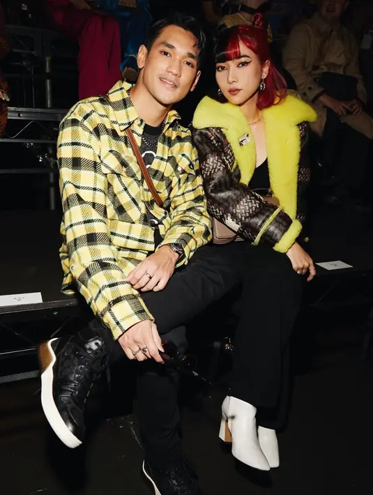 Isyana Sarasvati dan Afgan berpose saat pertunjukan Coach Spring/Summer 2023 di New York Fashion Week 2022. (Instagram/Isyanasarasvati)