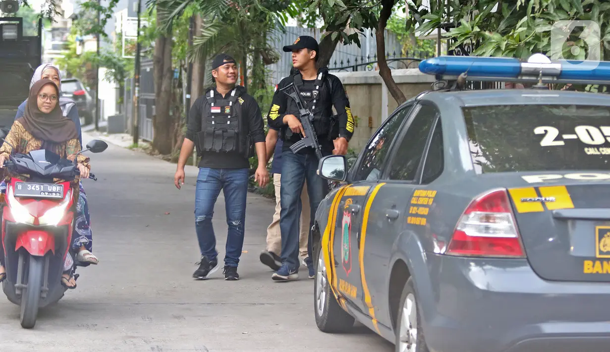 Polisi seusai melakukan penjagaan rekonstruksi kasus penyiraman air keras terhadap penyidik KPK Novel Baswedan di Jalan Deposito, Kelapa Gading, Jakarta, Jumat (7/2/2020). Sebanyak 10 adegan dilakukan dalam rekonstruksi kasus penyiraman terhadap Novel Baswedan. (Liputan6.com/Herman Zakharia)