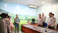 Kapolda Metro Jaya Irjen Karyono saat melayat jenazah Kompol Entong Raharja. (Dok. Istimewa)