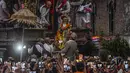 Para pendeta membawa Seto Machindranath, dewa pelindung Nepal, selama festival kereta di Kathmandu (9/4/2022). Seto Machindranath adalah dewa yang disembah oleh dua penganut keyakinan Hindu dan Buddha di Kathmandu. (AFP/Prakash Mathema)