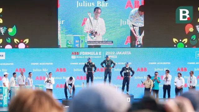 Foto: Manuver Cantik Mitch Evans jelang Akhir Balapan jadi Penentu Kemenangan atas Jean-Eric Vergne di Formula E Jakarta 2022