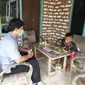 Avan Fathurahman, Guru yang viral setelah membagikan kisahnya mengajar dor to dor, karena siswa tak bisa belajar online.