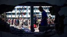 Warga Palestina memeriksa kerusakan di Sekolah Al-Razi yang dikelola organisasi Persatuan Bangsa Bangsa (PBB) di kamp pengungsi Nuseirat setelah serangan Israel pada 16 Juli 2024. (Eyad BABA/AFP)