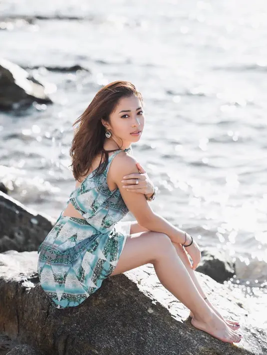 Ini pose wajib Nikita Willy saat berlibur di pantai. (foto: instagram.com/nikitawillyofficial94)