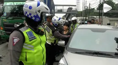 Menghindari razia seorang pengendara mobil nyaris menabrak petugas polisi yang memggelar operasi pajak kendaraan.