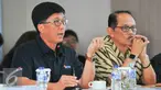 Dirut SCTV, Sutanto Hartono (kiri) saat memaparkan proposal  Evalusi Dengar Pendapat (EDP) di kantor KPID, Jakarta, Senin (16/5). EDP bertujuan memberi penilaian terhadap rencana program siaran pengelola televisi (Liputan6.com/Yoppy Renato)