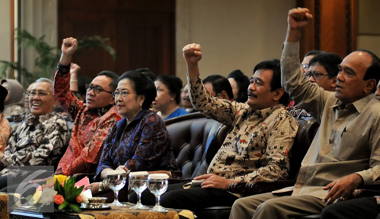 Try Soetrisno, Zulkifli Hasan, Megawati Soekarnoputri, Djarot Saiful Hidayat, dan Siswono Yudo (ki-ka) saat hadir dalam seminar nasional dan bedah buku Revolusi Pancasila di Jakarta, Selasa (27/10).  (Liputan6.com/Johan Tallo)