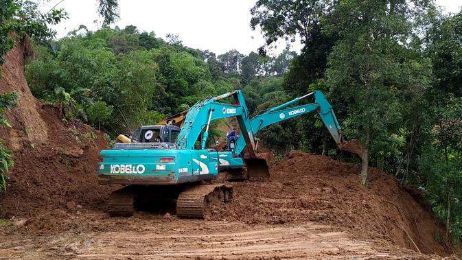 Alat berat untuk menyingkirkan materi longsor di Jalan Harkat Jaya - Urug, Kecamatan Sukajaya, Kabupaten Bogor. (Liputan6.com/ Achmad Sudarno)