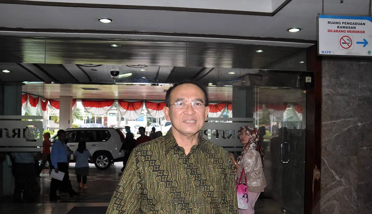 SDA yang datang mengenakan batik hijau itu tiba di RSPP sekitar pukul 13.25 WIB, Jakarta, Rabu (27/8/14). (Liputan6.com/Miftahul Hayat) 
