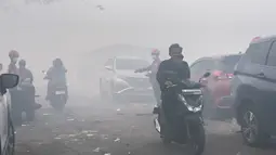 Napas Tersengal di Bawah Kepungan Asap TPA Jatiwaringin