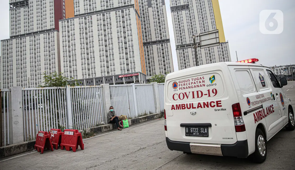Ambulans melintas meuRumah Sakit Darurat Wisma Atlet, Kemayoran, Jakarta, Kamis (10/9/2020). Pemerintah menyiapkan 2.700 tempat tidur di RSD Wisma Atlet untuk merawat pasien COVID-19 dengan kondisi sedang dan ringan. (Liputan6.com/Faizal Fanani)
