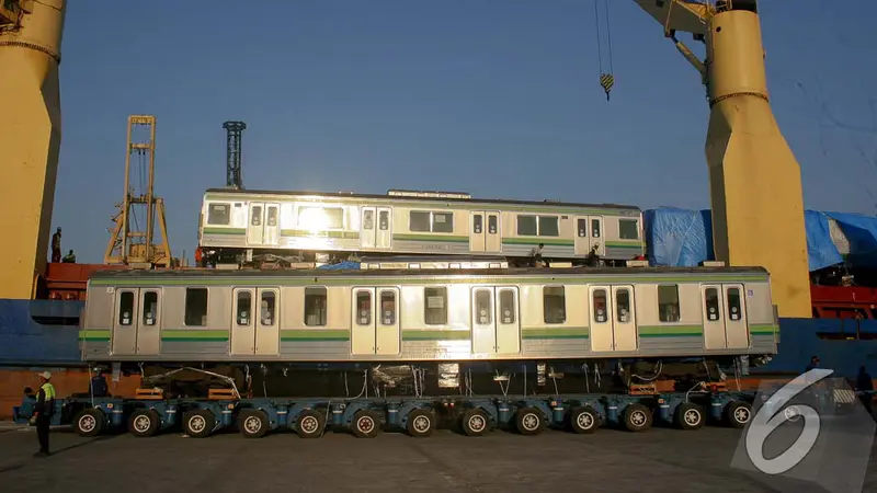 32 KRL Buatan Jepang Tiba Di Tanjung Priok