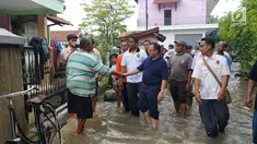 Cagub Jateng nomor urut dua Sudirman Said blusukan ke lokasi banjir di Tegal, Jawa Tengah, Kamis (15/2). Hari ini merupakan jadwal kampanye pertama kalinya setelah Sudirman resmi ditetapkan sebagai cagub oleh KPU. (Liputan6.com/Fajar Eko Nugroho)