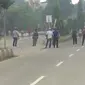 Aksi warga menutup jalan di salah akses jalan utama di Kota Sorong, Papua Barat. (Istimewa)