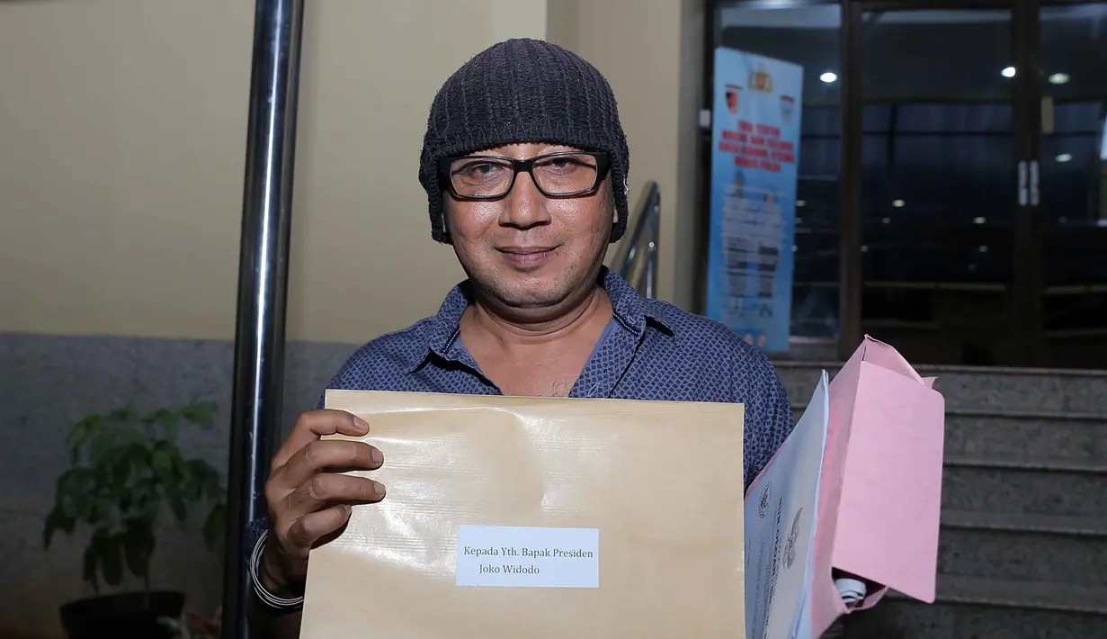 Mantan penggebuk drum Ada Band, Eel Ritonga datang ke Mabes Polri, Jakarta Selatan guna menindak lanjuti laporan adiknya kepada empat oknum polisi yang diduga melakukan pemerasan terhadap keluarganya. (Deki Prayoga/Bintang.com)