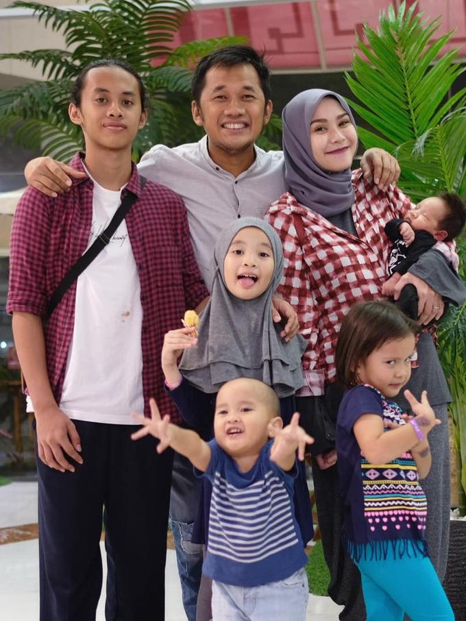Tradisi Lebaran Santai Ala Zaskia Adya Mecca dan Keluarga 