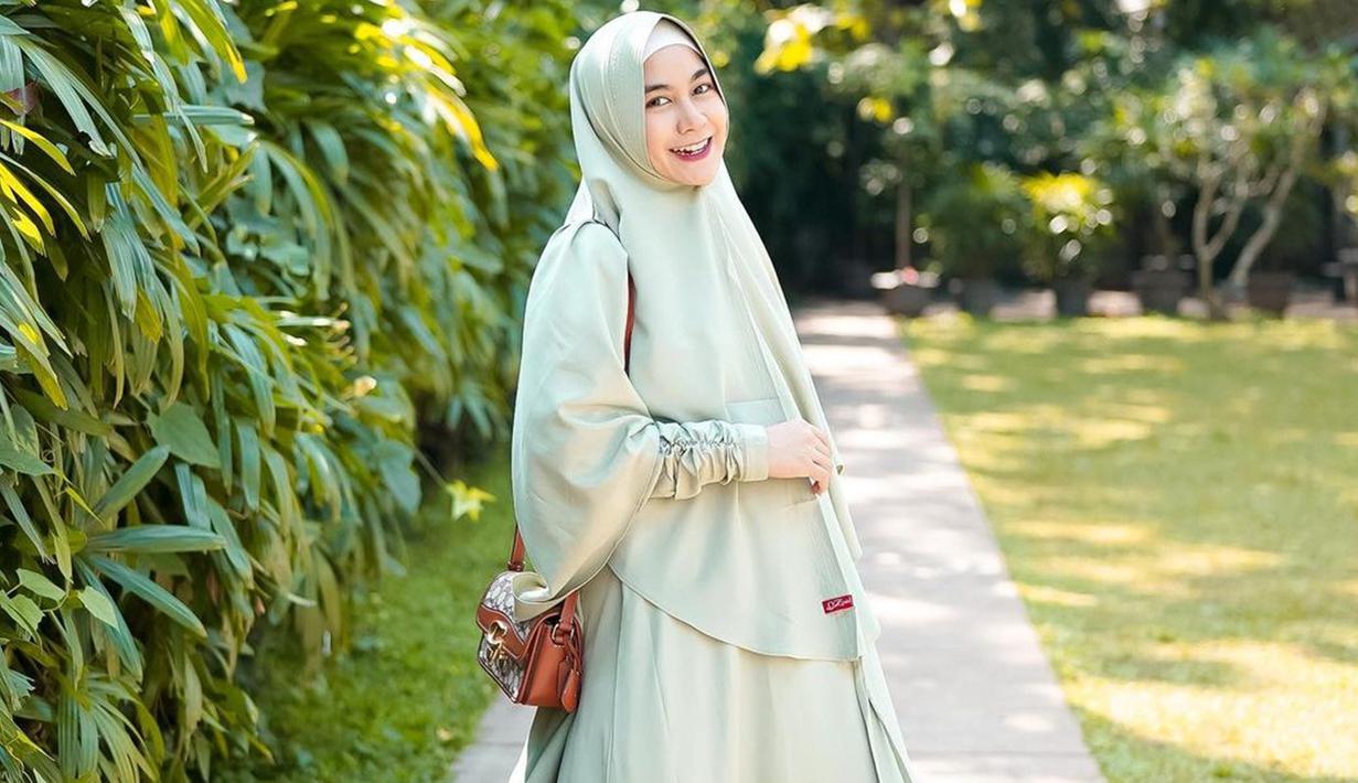Penampilan wanita lulusan jurusan arsitektur ini selama masa kehamilan tak lepas dari perhatian netizen. Dirinya juga sering menggunakan busana gamis yang cukup besar untuk menutupi kehamilannya. (Liputan6.com/IG/@anisarahma_12)