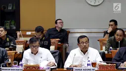Menteri Hukum dan HAM Yasonna Laoly (kiri) bersama Jaksa Agung HM Prasetyo (kanan) mengikuti rapat kerja dengan Komisi III DPR di Kompleks Parlemen, Senayan, Jakarta, Kamis (13/9).(Liputan6.com/JohanTallo)