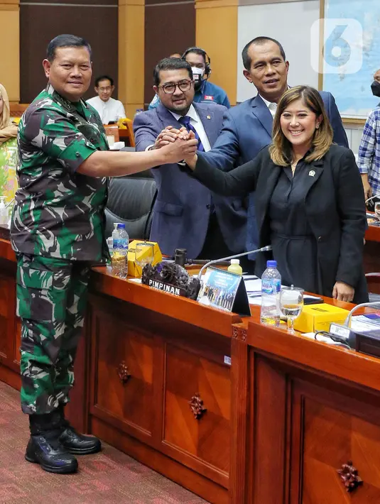 Kepala Staf Angkatan Laut (KSAL) Laksamana Yudo Margono melakukan salam komando dengan anggota Komisi I seusai disetujui menjadi Panglima TNI dalam uji kelayakan dan kepatutan (fit and proper test) di Kompleks Parlemen, Senayan, Jakarta, Jumat (2/12/2022). Komisi I DPR menyetujui Laksamana Yudo Margono menjadi Panglima TNI menggantikan Jenderal Andika Perkasa. (Liputan6.com/Angga Yuniar)