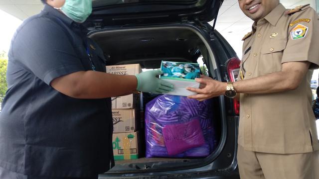 Bantuan alat kesehatan dari anggota DPRD untuk penanganan covid-19 di Sultra.(Liputan6.com/Ahmad Akbar Fua)