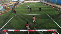 Warga Palestina bermain sepak bola di lapangan futsal, Khan Younis, Jalur Gaza, (4/6). Meski negara tersebut mengalami berbagai konflik tetapi mereka tetap menghibur diri dengan bermain bola bersama. (REUTERS / Ibraheem Abu Mustafa)