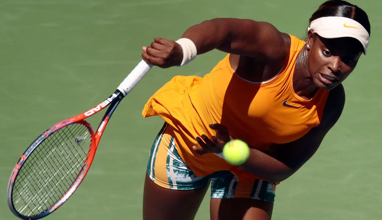 Petenis asal Amerika Serikat, Sloane Stephens melakukan servis saat melawan Anastasija Sevastova dari Latvia pada perempat final AS Terbuka di New York, Selasa (4/9). Petenis ranking tiga dunia itu dipaksa bertekuk lutut 2-6 dan 3-6. (AP/Andres Kudacki)