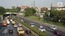 Kendaraan melintasi jalan tol di Jakarta, Kamis (27/8/2020). Gubernur DKI Jakarta Anies Baswedan mengusulkan agar Tol Dalam Kota dapat dilintasi oleh pengendara sepeda jenis road bike karena banyak masyarakat yang berolahraga dan menjadikan sepeda sebagai gaya hidup. (Liputan6.com/Immanuel Antonius)