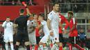 Wasit Ivan Kruzliak asal Slowakia mengeluarkan kartu merah untuk gelandang Albania, Ergys Kace, pada laga uji coba di Stadion Ernst Happel, Wina, Minggu (27/3/2016) dini hari WIB. (Bola.com/Reza Khomaini)