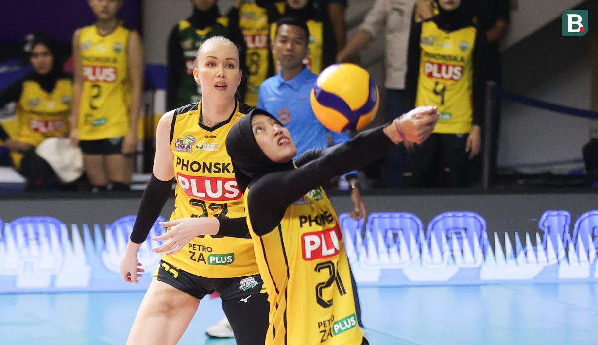 Pemain Gresik Phonska Plus, Arneta Putri Amelian mencoba menahan bola dari serangan Jakarta Pertamina Enduro pada laga seri lima putaran kedua di GOR Candradimuka Padepokan Voli Jenderal Polisi Kunarto, Sentul Bogor, Minggu (22/2/2026) malam WIB. (Bola.com/Abdul Aziz)