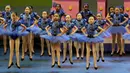 Penari ballet cilik saat pementasan di Teater Jakarta TIM, Sabtu, (12/9). Pertunjukan tari ballet oleh Namarina ini mengangkat tema "Di Bawah Langit Biru". (Bola.com/M Iqbal Ichsan)