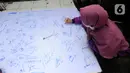 Orang tua siswa menandatangani petisi penolakan sekolah menumpang di SDN Pondok Cina 1, Depok, Jawa Barat, Senin (14/11/2022). Mereka menolak keras jika anak mereka harus regrouping ke SDN Pondok Cina 3 dan Pondok Cina 5, sementara SDN Pondok Cina 1 akan dialih fungsikan menjadi Masjid Raya. (merdeka.com/Arie Basuki)