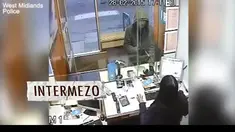 Biasanya perampok selalu ditakuti oleh korbannya namun berbeda dengan yang terjadi di kings heath Birmingham beberapa kali peristiwa perampokan gagal terjadi karena diacuhkan teller bank. Seperti sebuah kejadian yang terekam pada 28 Februari lalu ini...