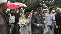 Pasangan pengantin menikah di Katedral saat aksi 112 (Liputan6.com/Herman Zakaria)