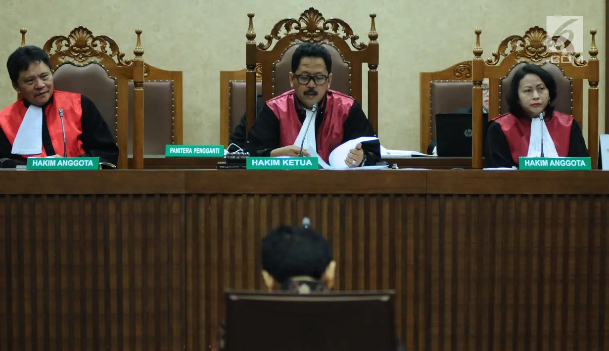 Ketua Majelis Hakim Yanto (tengah) membaca eksepsi dakwaan terdakwa dugaan korupsi proyek E-KTP Setya Novanto saat sidang lanjutan di Pengadilan Tipikor, Jakarta, Rabu (20/12). (Liputan6.com/Helmi Fithriansyah)