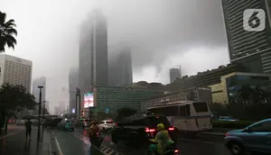 Kenderaan melintas saat hujan di Bundaran HI, Jakarta, Senin (1/11/2021). BMKG mengeluarkan peringatan dini cuaca ekstrem berupa hujan dengan intensitas sedang hingga lebat yang dapat disertai kilat atau petir, dan angin kencang untuk berbagai wilayah di Indonesia. (Liputan6.com/Faizal Fanani)
